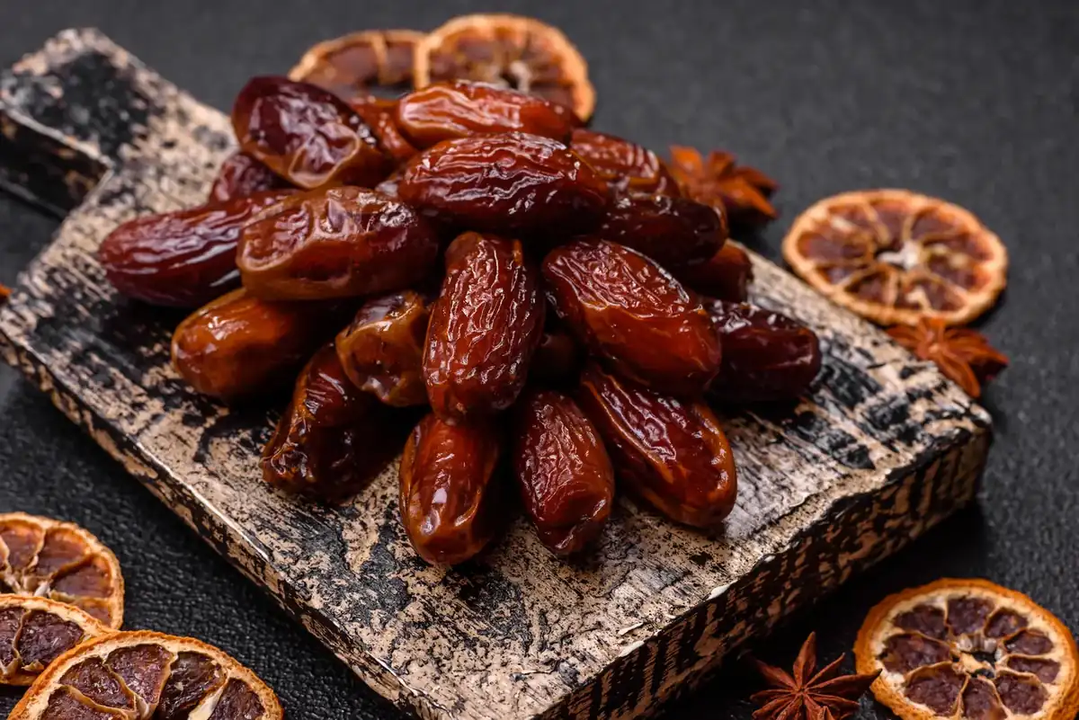 تمور إماراتية فاخرة في وعاء خشبي